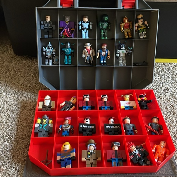 Roblox Action Figure Carrying Case with some Roblox Characters. - Picture 4 of 14